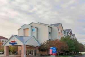 伊利Fairfield Inn Erie Millcreek Mall的前面有一个加油站的酒店