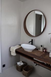 马托西纽什CASA SCANDIC FAMILY GUEST HOUSE rooms&apartments的一间带水槽和镜子的浴室