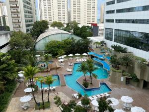 累西腓马尔约定酒店的享有酒店游泳池的顶部景色,配有遮阳伞和椅子