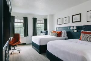 大学公园市College Park Marriott Hotel & Conference Center的酒店客房,配有两张床和椅子