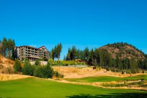 维多利亚The Westin Bear Mountain Resort & Spa, Victoria的享有度假村高尔夫球场的景色