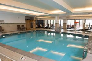 伊利伊利大使会议中心万怡酒店的酒店大堂的大型游泳池