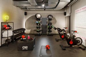 伯尔尼Moxy Bern Expo的健身房,提供自行车和健身器材