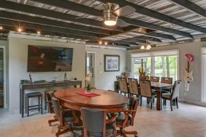 Old HickoryLakefront Home in Quiet Cove with Patio and Kayaks!的一间带木桌和椅子的用餐室