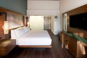西塔科西雅图机场万豪酒店的卧室配有白色的床和平面电视。