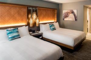 西塔科西雅图机场万豪酒店的酒店客房设有两张床和吊灯。