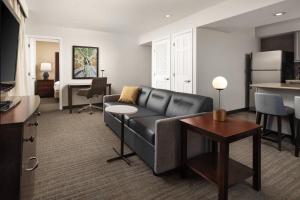 贝尔维尤Residence Inn by Marriott Seattle/Bellevue的客厅配有沙发和桌子