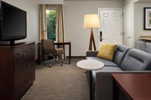 贝尔维尤Residence Inn by Marriott Seattle/Bellevue的带沙发和电视的客厅