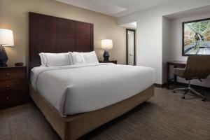 贝尔维尤Residence Inn by Marriott Seattle/Bellevue的酒店客房设有一张大床和一张书桌。
