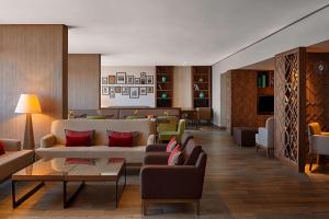 突尼斯突尼斯喜来登酒店的带沙发的客厅和候机室