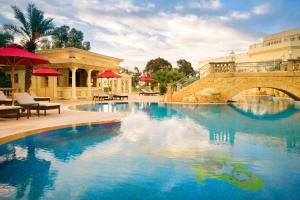 突尼斯突尼斯喜来登酒店的一座带桥梁和大楼的大型游泳池