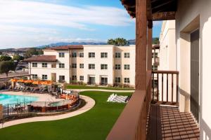 圣巴巴拉圣巴巴拉戈利塔万豪原住酒店的从带游泳池的酒店阳台欣赏风景