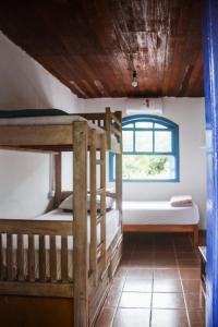 朱奎Flow Hostel Juquehy的客房设有两张双层床和一扇窗户。