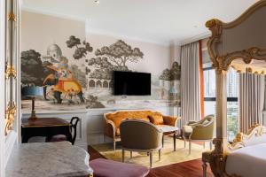 新加坡克莱尔蒙特酒店的一间卧室设有一张床,客厅设有电视。