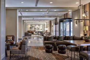 休斯顿JW Marriott Houston by the Galleria的大厅,设有沙发和桌子