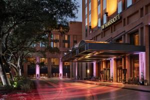 休斯顿JW Marriott Houston by the Galleria的夜晚酒店前的一条空街道