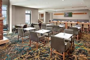 曼哈顿海滩洛杉矶国际机场/曼哈顿海滩原住客栈的一间在房间内配有桌椅的餐厅