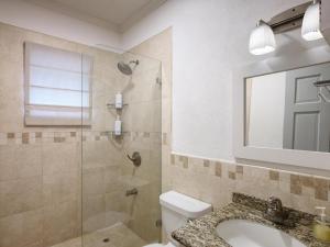布里奇敦增布雷克 - 安尼德尔宽敞公寓的带淋浴、卫生间和盥洗盆的浴室