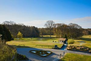 灵格弗尔德林菲尔德公园万豪酒店及乡村俱乐部的享有高尔夫球场的景色,设有一座建筑和高尔夫球场