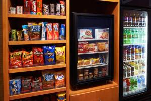 印第安纳波利斯东印第安纳波利斯费尔菲尔德客栈的商店里两个冰箱,有食物和饮料