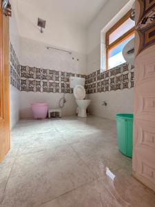 列城Zeejeed palace的一间带卫生间和窗户的浴室