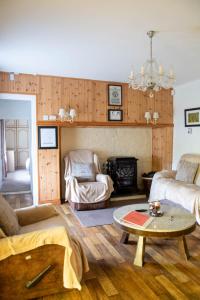 巴利海吉Sheila's Cottage Ballyheigue的客厅配有沙发和桌子