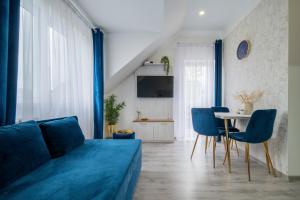 库多瓦-兹德鲁伊pokoje goscinne i apartamenty Margaret的客厅配有蓝色的沙发和桌子