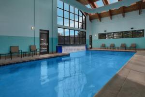 范尔韦尔万年青河滨万豪酒店的大楼内带椅子的大型游泳池