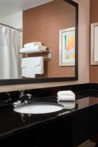 格里利格里利费尔菲尔德客栈的浴室配有盥洗盆、镜子和毛巾