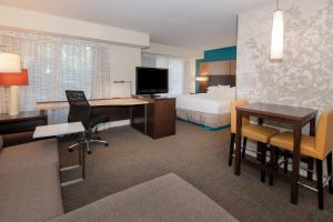 杰克逊维尔Residence Inn by Marriott Jacksonville Butler Boulevard的酒店客房配有一张床、一张书桌