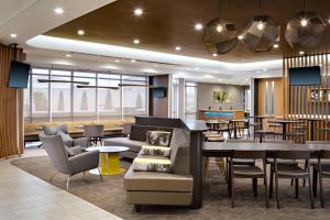 Del CitySpringHill Suites by Marriott Oklahoma City Midwest City Del City的酒店大堂设有酒吧和桌椅