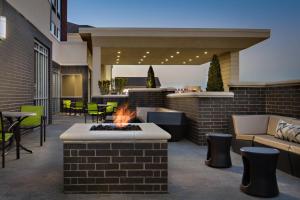 Del CitySpringHill Suites by Marriott Oklahoma City Midwest City Del City的庭院设有火坑和桌椅