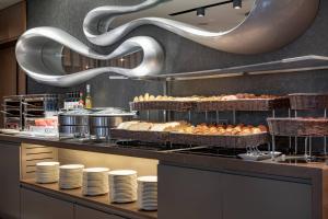 马德里阿托查万豪AC酒店的自助餐,包括面包和糕点