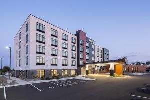 布莱恩Fairfield Inn & Suites by Marriott Minneapolis North/Blaine的停车场楼房的 ⁇ 染