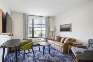 布莱恩Fairfield Inn & Suites by Marriott Minneapolis North/Blaine的客厅配有沙发和桌子