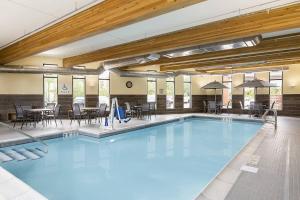 布莱恩Fairfield Inn & Suites by Marriott Minneapolis North/Blaine的一个带桌椅的大型游泳池