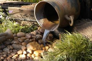 比勒陀利亚Elonda B&B的水盆倒入岩石花园