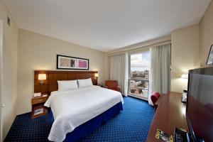 圣胡安圣胡安米拉马尔万怡酒店的酒店客房设有一张床和一个大窗户