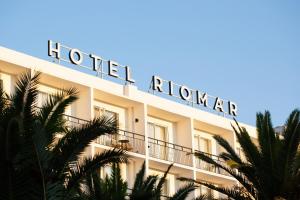 圣埃乌拉利亚Hotel Riomar, Ibiza, a Tribute Portfolio Hotel的上面有标志的酒店