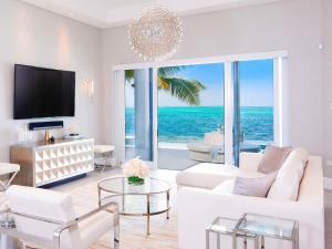 浮木村Luxury Cayman Villas的客厅配有白色沙发和电视