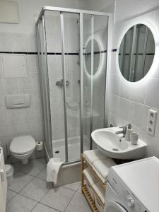 维斯马Smultron Apartment Altstadt Wismar的带淋浴、盥洗盆和卫生间的浴室