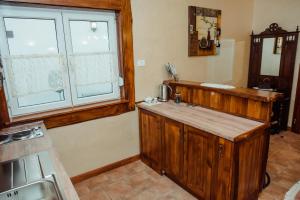 帕利克Aquapalic Resort的厨房设有木台和窗户。