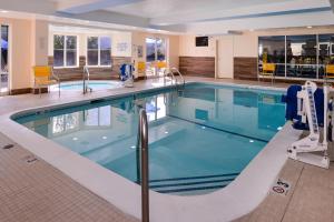 杰斐逊维尔Fairfield Inn & Suites Louisville North的医院里的一个大型游泳池