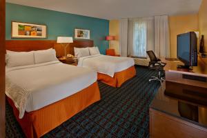 布卡拉顿布卡拉顿费尔菲尔德客栈的酒店客房设有两张床和一台平面电视。