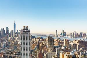 纽约TownePlace Suites by Marriott New York Manhattan/Chelsea的享有大城市的空中景色,设有摩天大楼