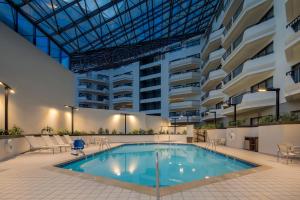 罗缪勒斯底特律大都会喜来登酒店机场店的一座带桌椅的室内游泳池