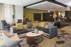 迈阿密迈阿密西/佛罗里达州收费公路万怡酒店的带沙发和桌椅的客厅