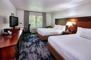 利沃尼亚底特律利沃尼亚费尔菲尔德客栈的酒店客房设有两张床和一台平面电视。