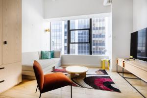 纽约Placemakr Wall Street的客厅配有沙发和桌子