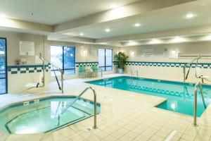 诺顿海岸Fairfield Inn & Suites by Marriott Muskegon Norton Shores的酒店的大型游泳池